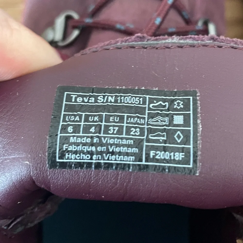 NWOB Teva De La Vin DS Alpine Low Fashion Boots Winter Booties Lace Up Womens 6